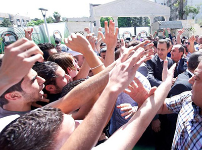 Assad inaugure une stèle à l’université de Damas