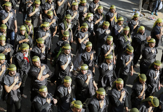 Les fidèles se frappent la poitrine en signe de deuil pour l'imam Hussein (psl)