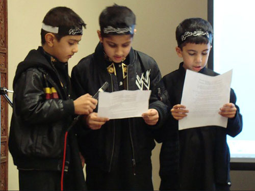 Les enfants assistent aux cérémonies de l'Achoura