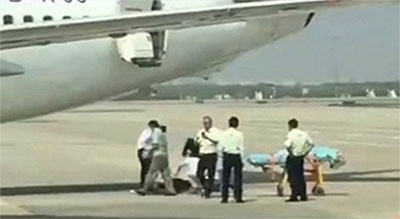 Une hôtesse de l’air tombe d’un avion pendant le décollage

