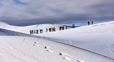 La neige tombe au Sahara… des images à couper le souffle