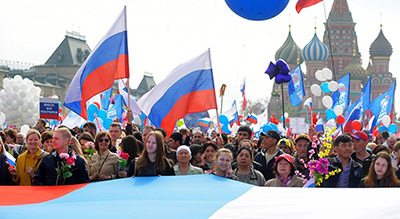 1er mai à Moscou: au moins 130.000 participants défilent sur la place Rouge
