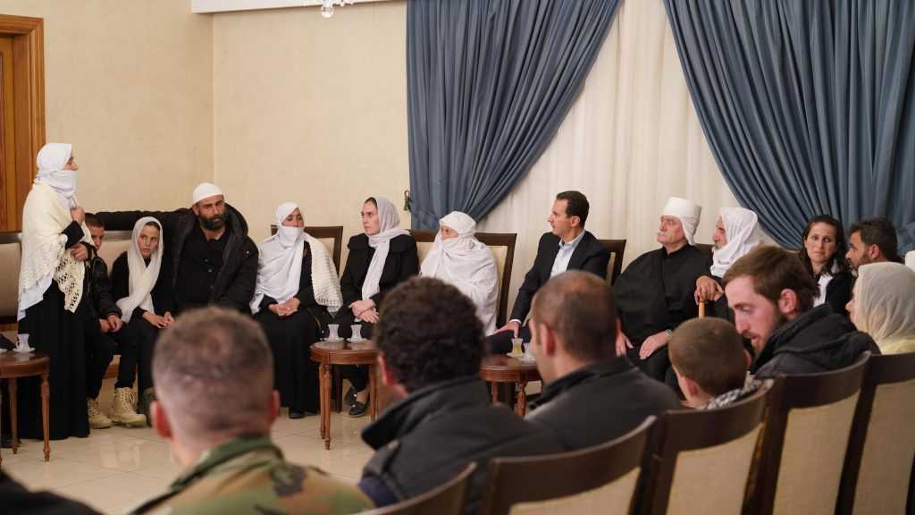 Assad reçoit les otages de Soueidaa libérés:  La libération de chaque personne enlevée est la première priorité