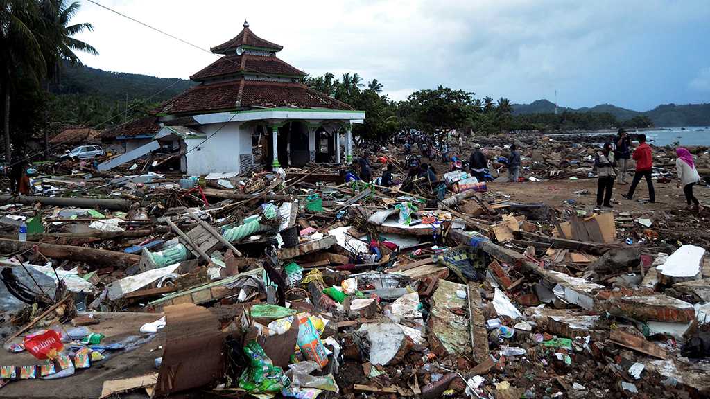 L’Indonésie cherche des survivants, le bilan du tsunami grimpe à 281 morts
