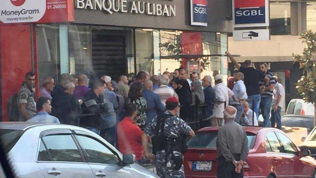 Liban: les banques rouvrent, apaisement relatif de la contestation