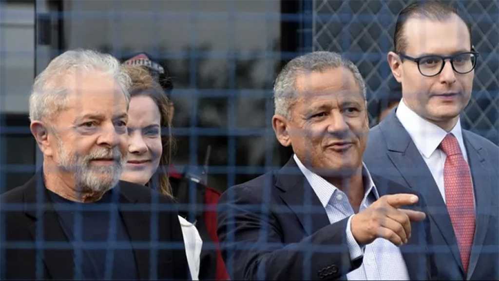 Brésil: Lula libéré de prison, accueilli par une marée rouge de partisans