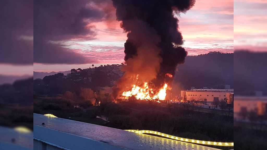 Un énorme incendie dévaste une usine chimique près de Barcelone, la population cloîtrée