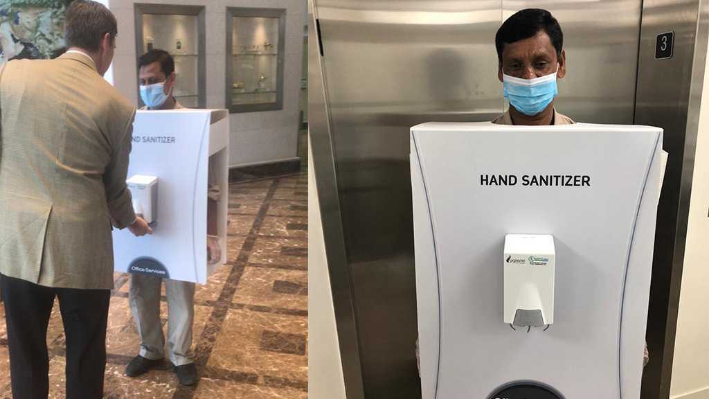 Saudi Aramco déguise un salarié migrant en distributeur de gel hydro-alcoolique