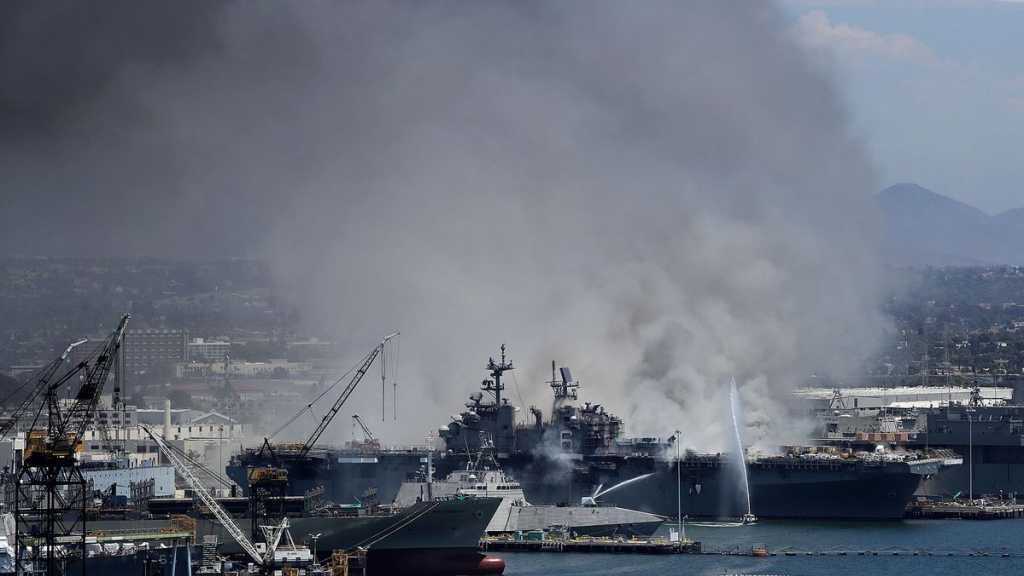 Un bateau de l’US Navy prend feu après une explosion, au moins 21 blessés