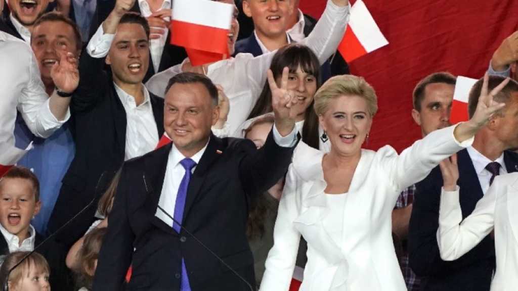 Pologne: le conservateur Andrzej Duda réelu de justesse à la présidence