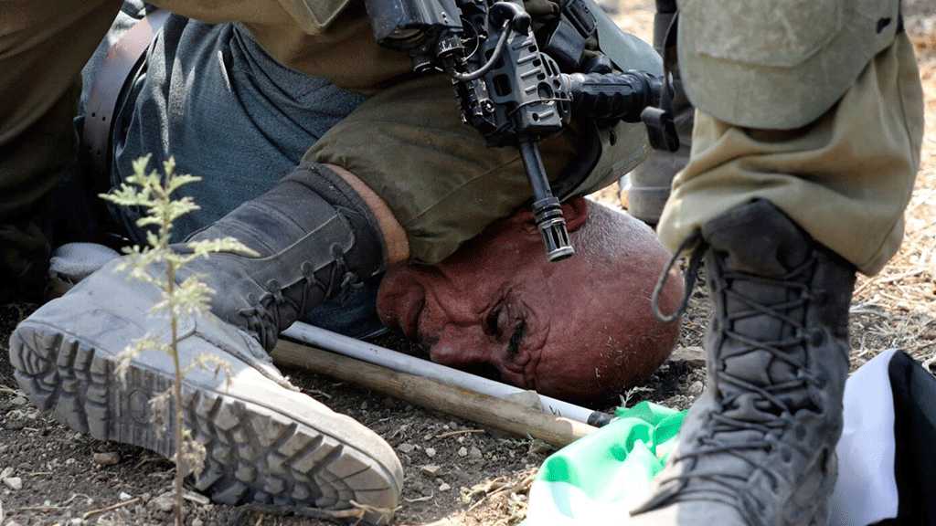 Un soldat israélien s’agenouille sur le cou d’un manifestant palestinien (vidéo)