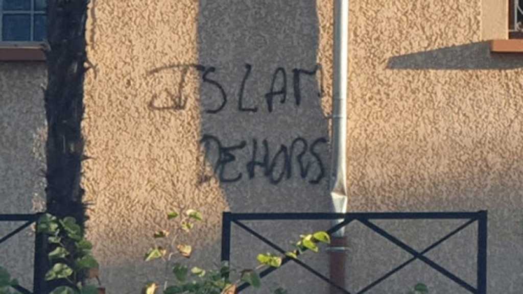 France: tags anti-islam sur une mosquée de Tarbes, «dégoût» de Darmanin