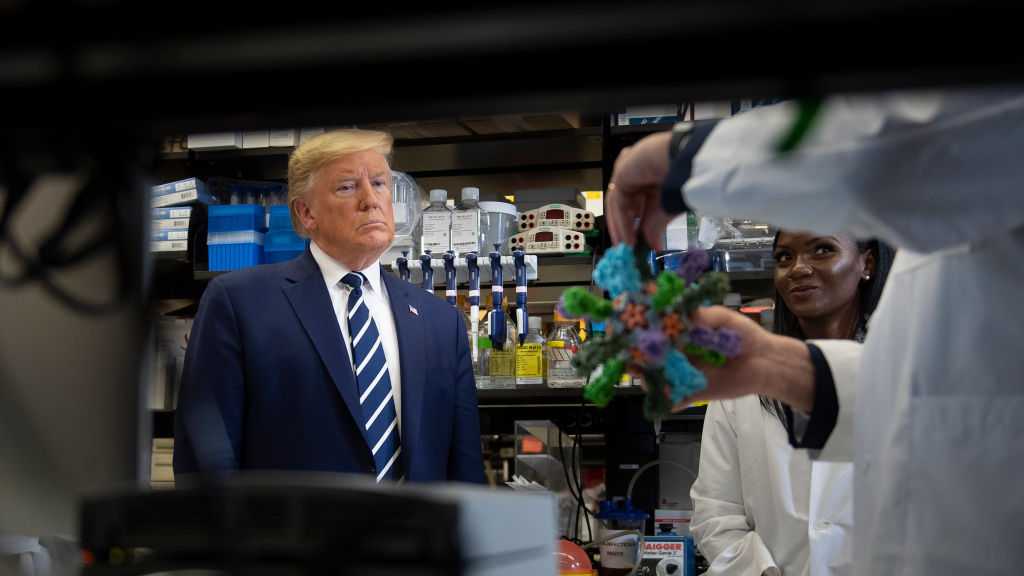 Coronavirus: les vaccins argument de campagne aux Etats-Unis, deuxième vague en Europe