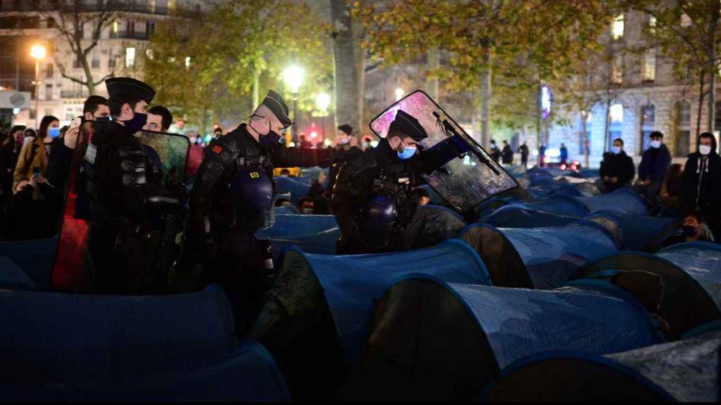 Un camp de migrants, monté place de la République à Paris, violemment démantelé par les forces de l’ordre