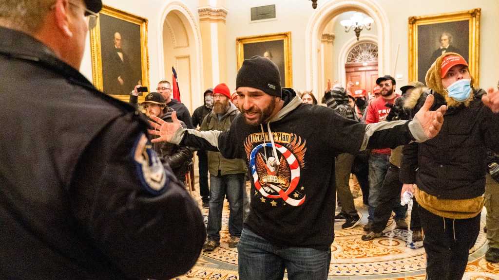 Joe Biden veut étudier l’extrémisme violent intérieur aux États-Unis
