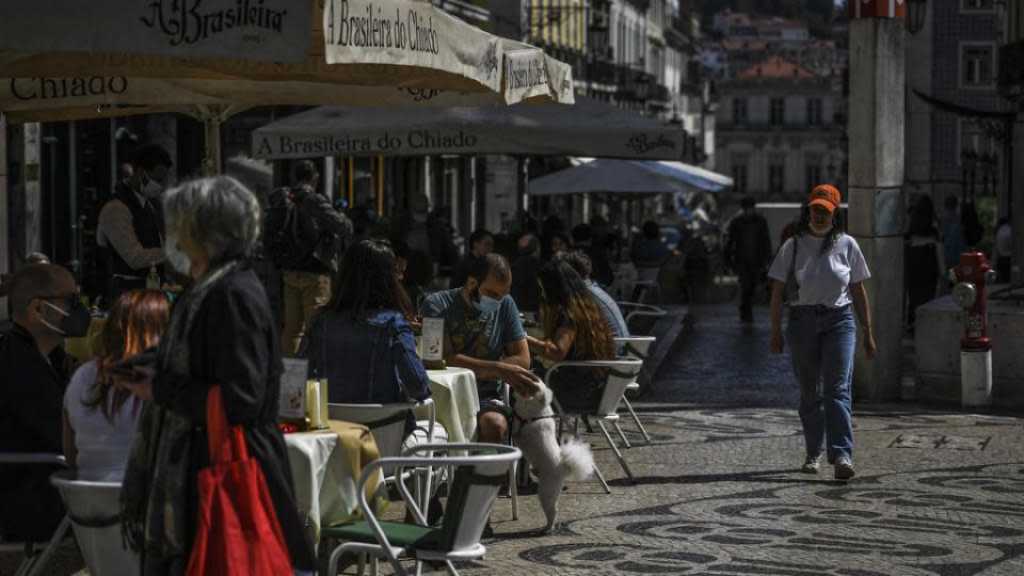 Virus: le Portugal desserre prudemment la vis, la France démarre la production de vaccins