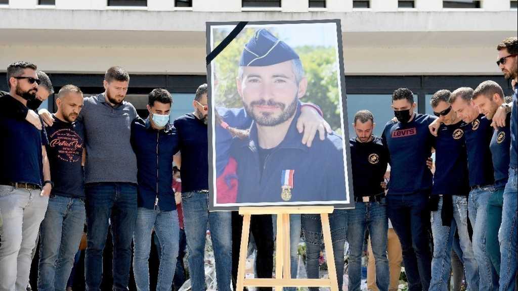 Policier tué en France: quatre suspects arrêtés, hommage rendu à Avignon