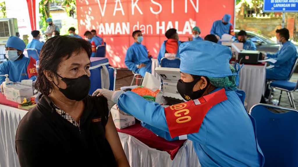 Virus: un intervalle long améliore l’efficacité du vaccin AstraZeneca, l’Italie fait tomber le masque