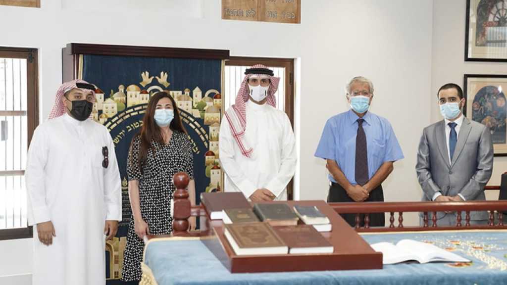 L’ambassadeur de Bahreïn en «Israël» fier de visiter la synagogue à Manama