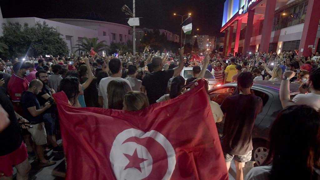 Tunisie: le président s’octroie le pouvoir exécutif, Ennahdha dénonce un «coup d’État»
