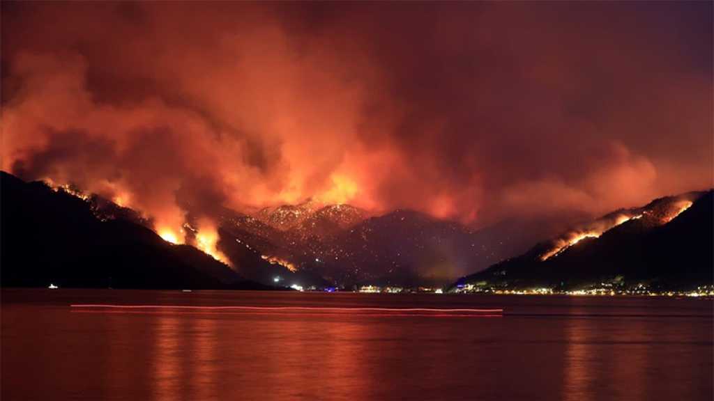 En Grèce, en Turquie et en Albanie, les incendies continuent de faire rage