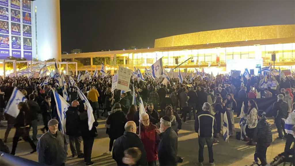 Des milliers de manifestants exigent une enquête sur l’affaire d’espionnage de la police