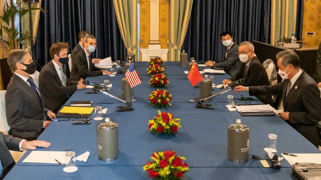 Pékin et Washington doivent «travailler ensemble», affirme Wang devant Blinken