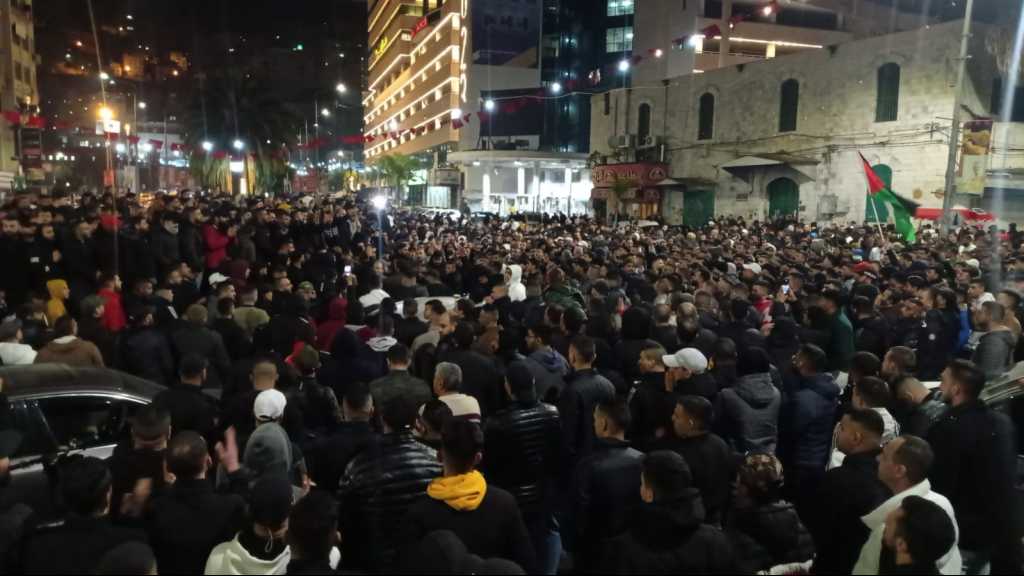 En soutien au groupe de résistance «Fosse aux lions», les Palestiniens défilent en Cisjordanie et à Gaza