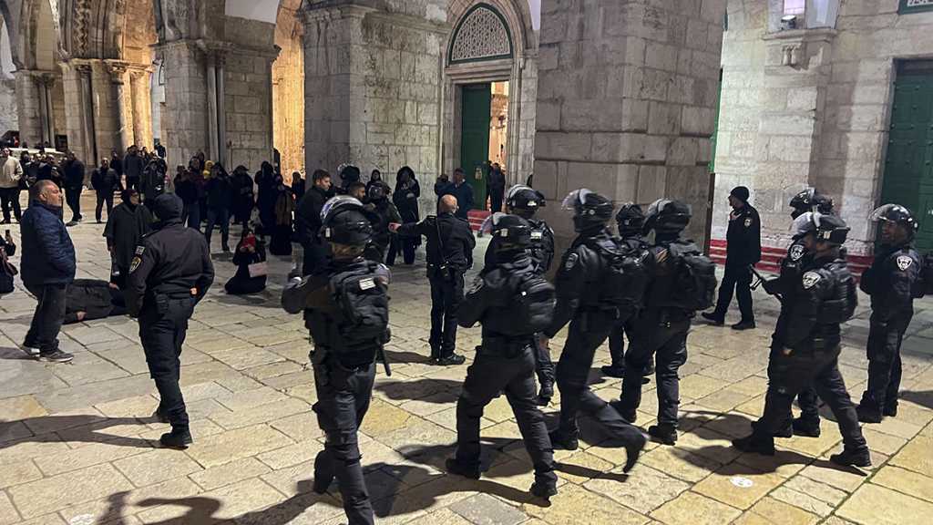 La police d’occupation attaque brutalement  les fidèles palestiniens à Al-Aqsa, 18 roquettes tirées sur les colonies