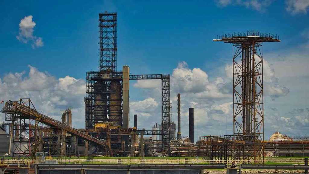 Les prix du pétrole continuent de plonger en raison de la hausse des stocks d’essence aux Etats-Unis