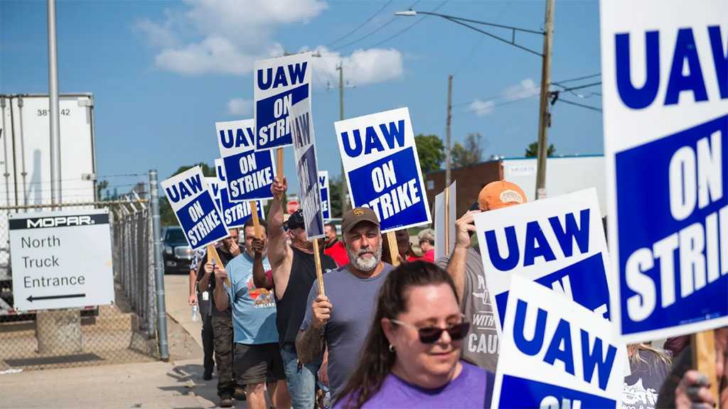 Grève automobile aux États-Unis : Biden et Trump en visites rivales auprès des grévistes