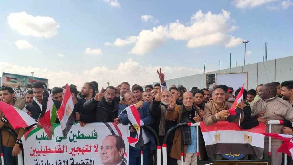 Manifestations contre le déplacement forcé des Palestiniens près du point de passage de Rafah qui doit ouvrir samedi
