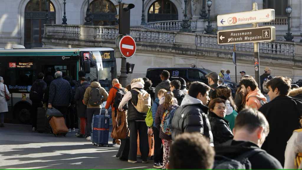 Une bombe de la Seconde Guerre mondiale paralyse le trafic ferroviaire près de Paris
