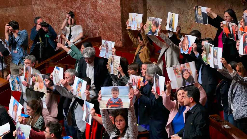 France: Des députés LFI brandissent dans l’Assemblée des images d’enfants tués à Gaza