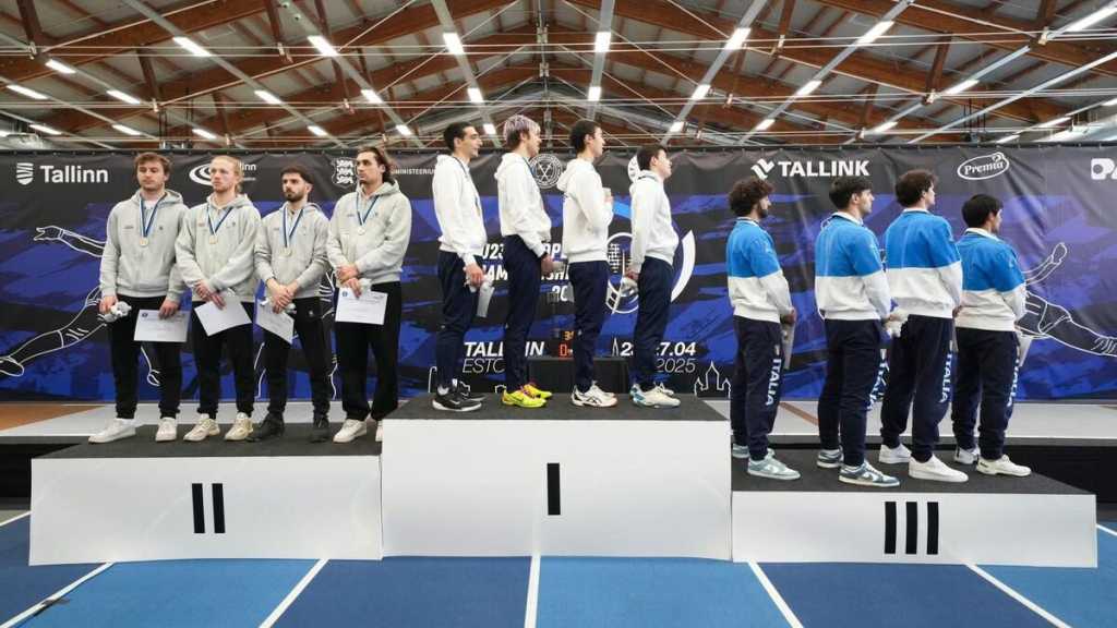 Escrime: L’équipe suisse tourne le dos au drapeau «israélien» sur le podium de l’Euro U23