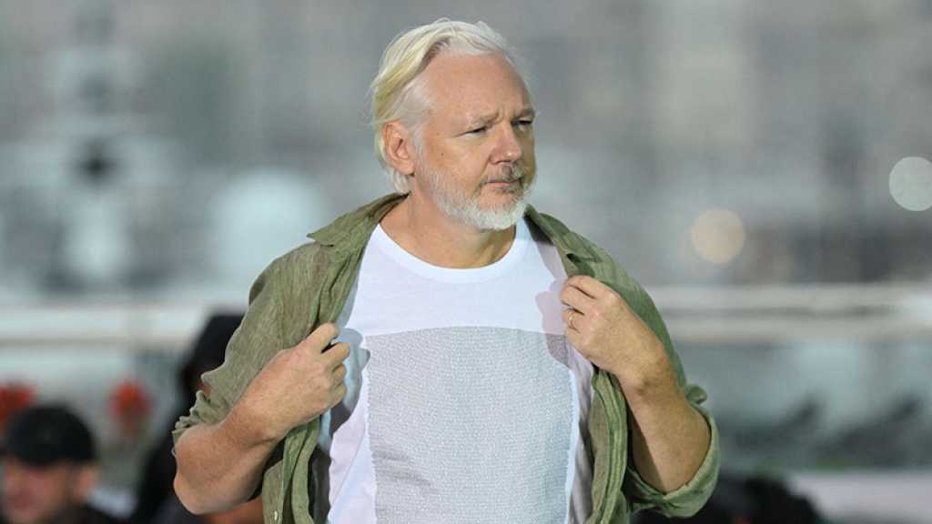 À Cannes, Julian Assange arbore un tee-shirt avec les noms de milliers d’enfants palestiniens tués à Gaza