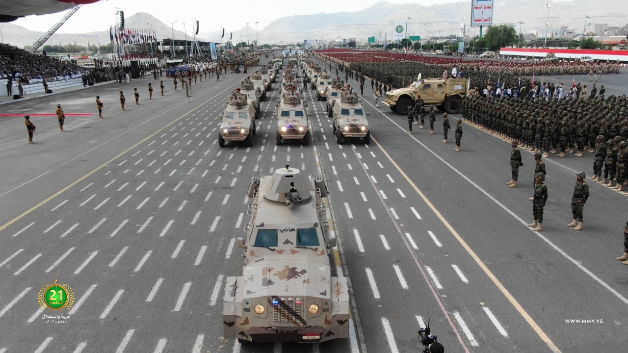 Yémen: défilé militaire majestueux à Sanaa, l’armée dévoile des armes de dissuasion stratégiques (photos)